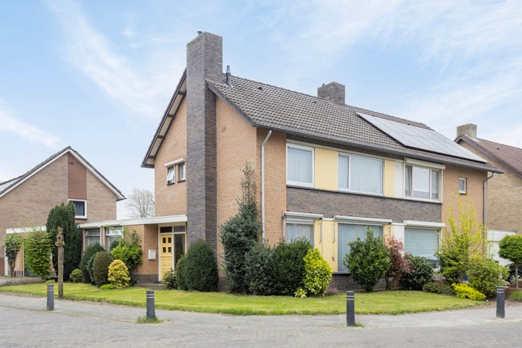 Deze ruime halfvrijstaande woning met grote garage is gelegen op een hoekperceel (Cranendoncklaan / Aldenborghlaan). 