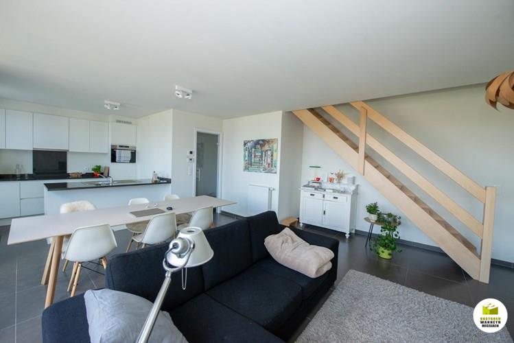 Energiezuinig duplex-appartement met 2 slaapkamers en ruim terras op centrale ligging in Beernem 