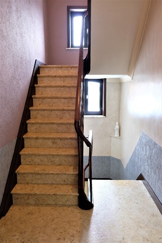 Nachthal met vaste trap naar zolderverdiep (1e verdieping)