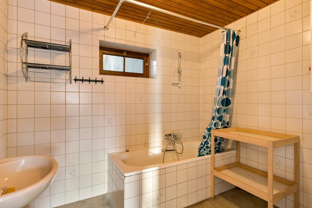De badkamer bevindt zich op de begane grond, is geheel betegeld en heeft naast een douche/ligbad en wastafel ook nog een aansluiting voor de wasmachine.