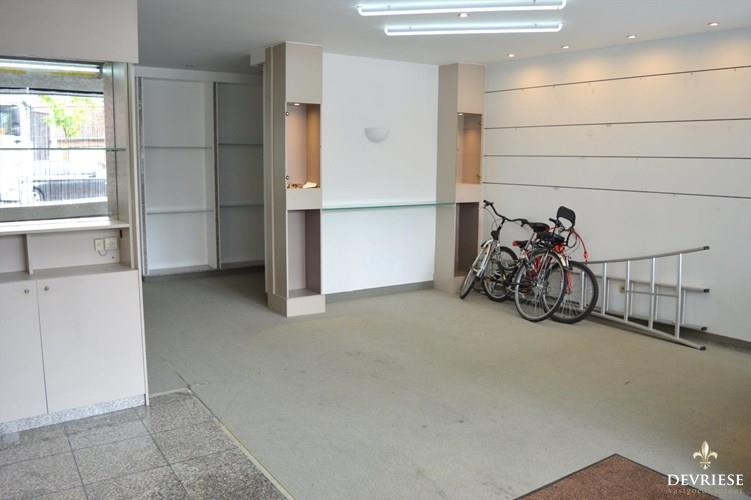 Instapklare bel-etage te Harelbeke met mogelijkheid tot garage of winkel 