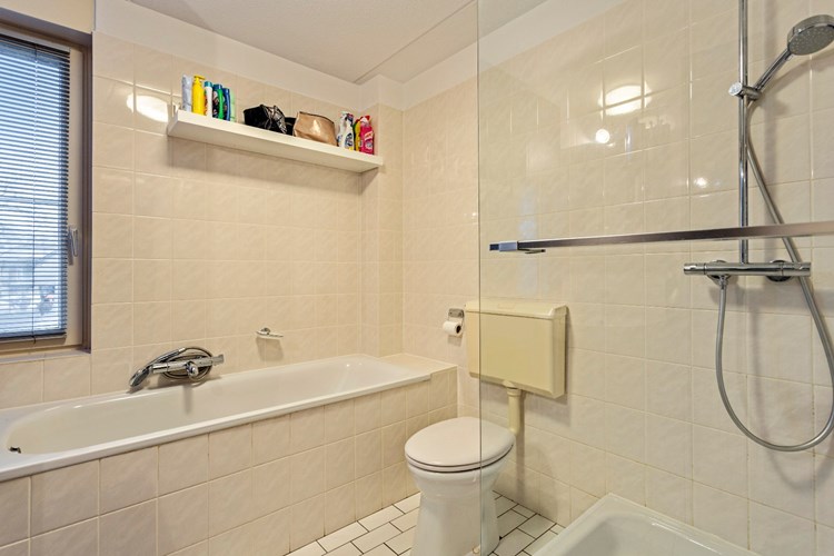 De lichte badkamer is volledig betegeld. Met een ligbad met thermostaatkraan, een separate douche met glazen wand en een thermostaatkraan en een 2e toilet.
