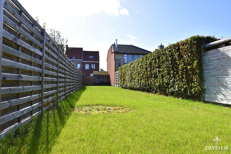 Verrassend ruime gezinswoning te koop in Bissegem met mooi stukje tuin &#233;n uitweg, dat verkaveld kan worden tot bouwgrond 