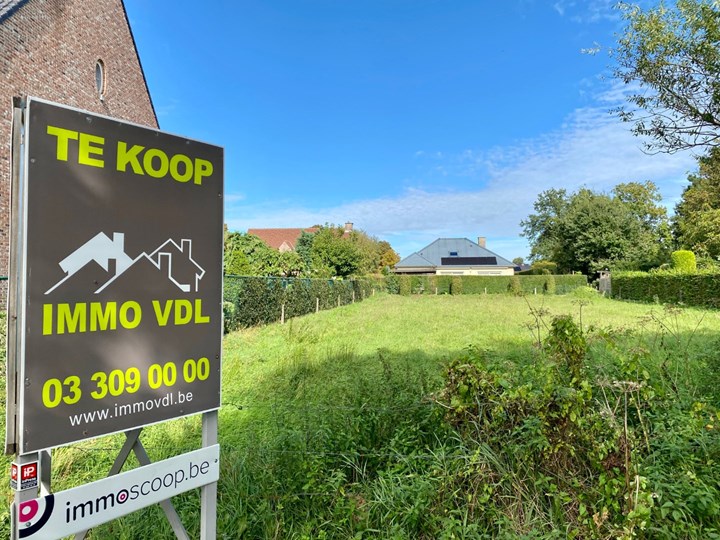 Bouwgrond van 898 m² in Bloemenwijk te Zoersel. 