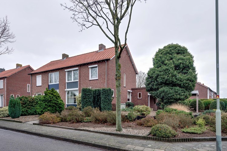 Aan een rustige straat in Haelen ligt op een hoek deze halfvrijstaande woning met aanbouw en royale tuin 