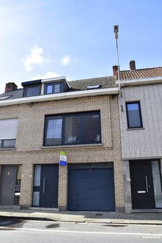 Vernieuwde topper met 4 slaapkamers, garage en tuin te koop in Wevelgem 