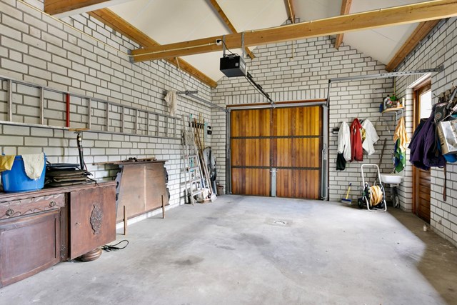 De zeer ruime garage heeft een oppervlakte van maar liefst 32 m2.