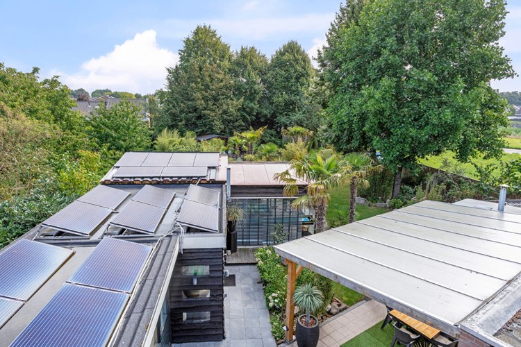 Het platte dak is voorzien van bitumen en er bevinden zich een 28-tal zonnepanelen met een maximale opbrengst van 8.260 Wp. Contract via de groene zone. 