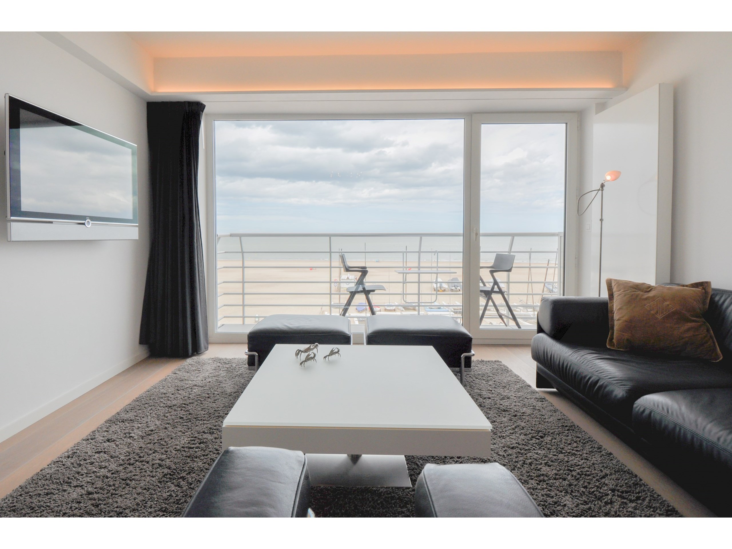 Stijlvol appartement met frontaal zeezicht gelegen aan de zeilclub RBSC Duinbergen. 