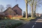 Ruim vrijstaand woonhuis met inpandig bereikbare garage en tuin, gelegen op een perceel van 615 m&#178; op een fraaie locatie in de kern van Herkenbosch nabij dagelijkse voorzieningen. 