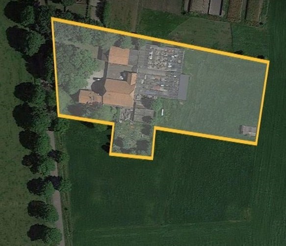 In het buitengebied van Hulten: Ruime bedrijfskavel 8.000 m&#178; met woonboerderij en overige. 