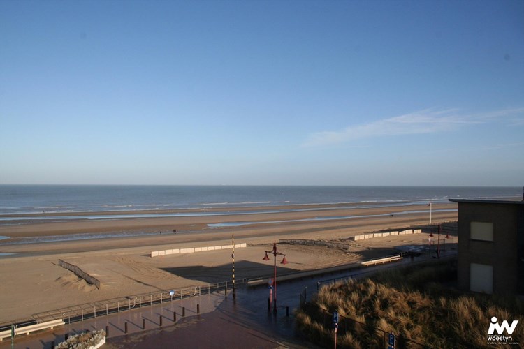 Ger&#228;umiges Appartement mit seitlichem Meeresblick direkt an der Strandpromenade von De Haan! 