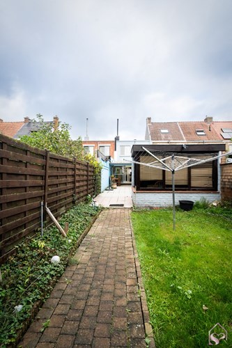 Tussenwoning met tuin en ruime garage/opslagplaats (66m2) 