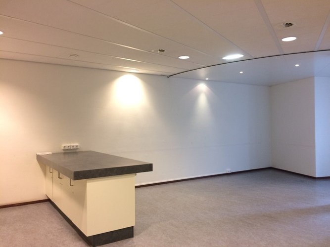 Op de begane grond gelegen kantoorruimte in een ruim verzamel kantoorgebouw tegenover attractiepark de Efteling aan de Europalaan. 