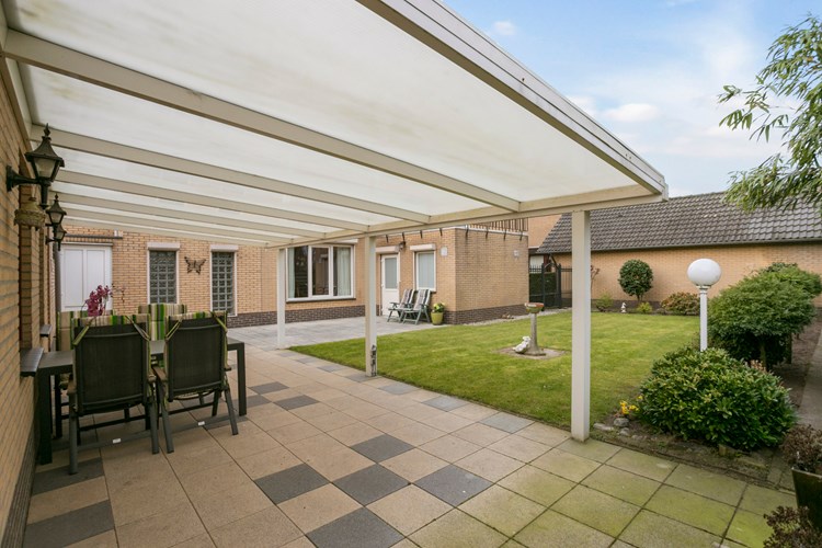Aan de garage bevindt zich een overdekt terras, uitgevoerd in aluminium met polycarbonaat dakplaten. Afmeting ca. 3,60 m. x 7,20 m.