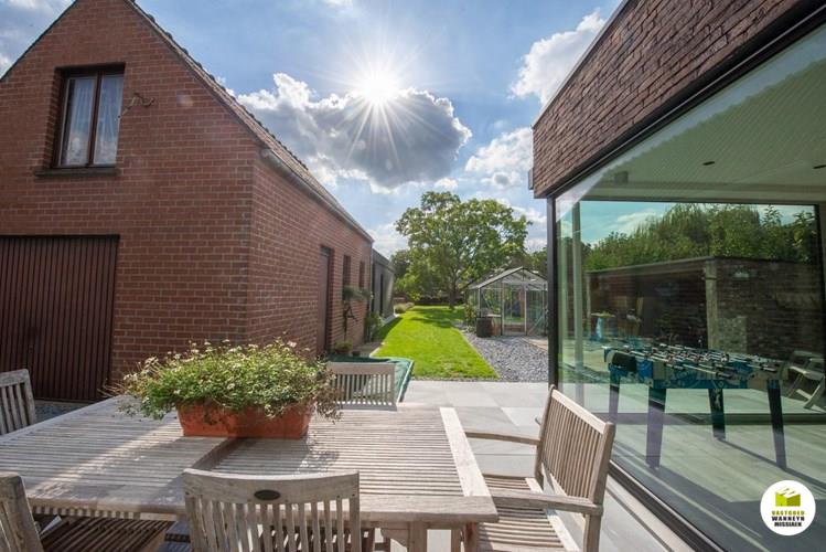 Prachtige halfopen woning met 3slpk, garage en grote tuin in Oostkamp 