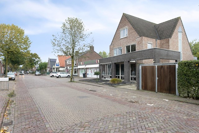 Straatbeeld van de Nieuwstraat in Liempde: de rustige, doorgaande weg door het dorp met volop ruimte om vrij te parkeren.