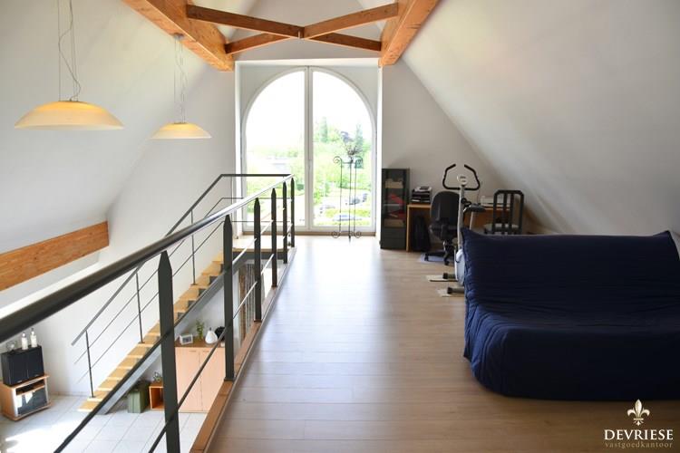 Prachtig, lichtrijk en ruim 3 slpk dak appartement te koop in Rollegem 