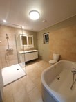badkamer met ligbad, inloopdouche en dubbel lavabomeubel