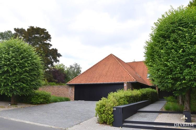 Uitzonderlijke villa met zwembad te koop in Rollegem 