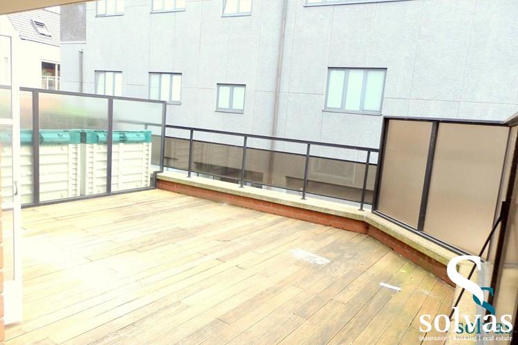 Uitstekend gelegen 2 slaapkamer appartement met zonnige terrassen 