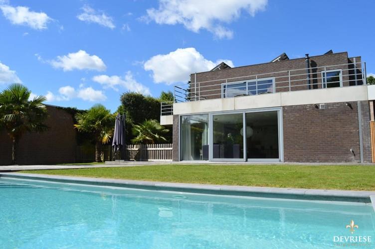 Moderne villa met zwembad in het hart van Marke 