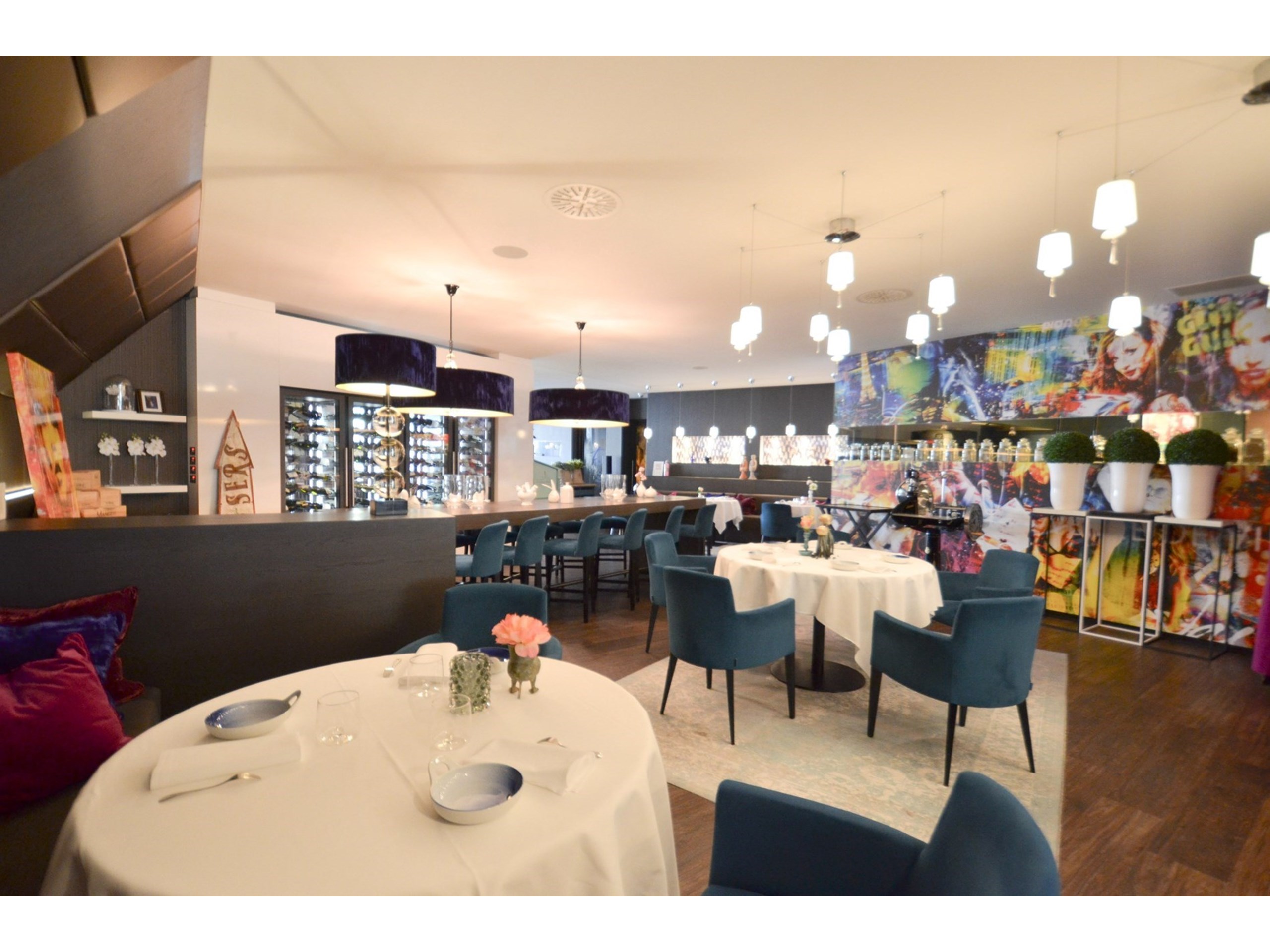 Uitstekend gelegen toprestaurant met een zonnig terras en woonst gelegen aan de Damse Vaart te Sluis. 