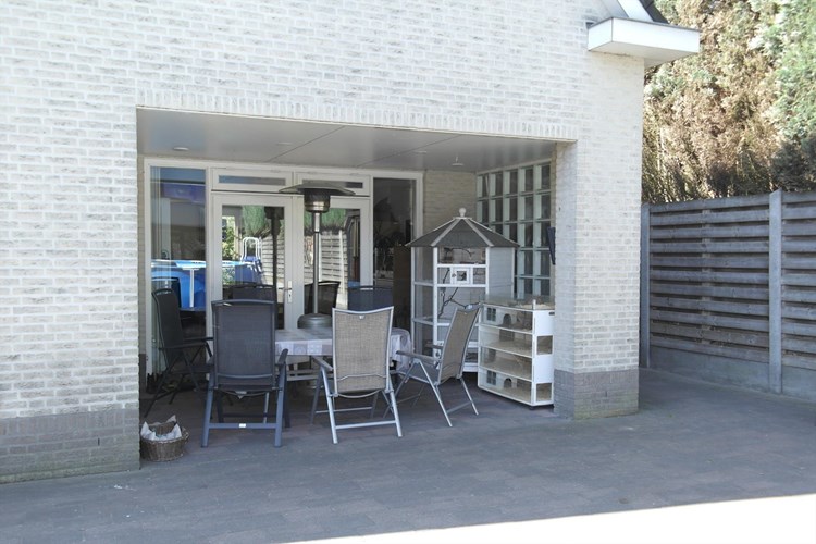 Direct aan de woonkamer / leefkeuken bevindt zich een overdekt terras. Met een RTV aansluiting, ingebouwde speakers en inbouwspots. 