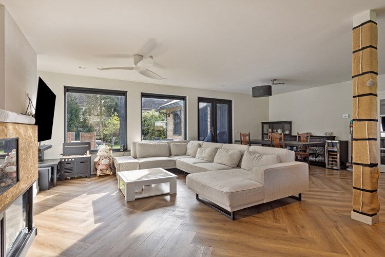 De daglichtrijke woonkamer en keuken zijn voorzien van een PVC-vloer met vloerverwarming, spachtelputz wanden en een stucwerk plafond met diverse inbouwspots. 