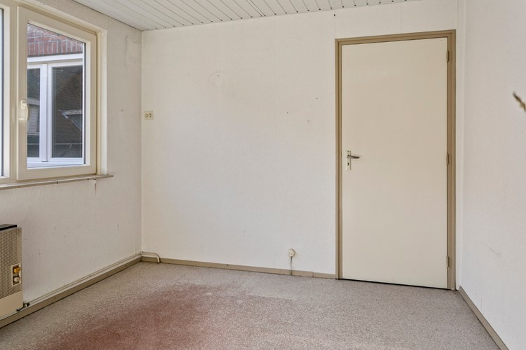 Hobbyruimte c.q. slaapkamer IV, gelegen aan de achterzijde (opbouw). Met vloerbedekking, behangen wanden en een schroten plafond. Met een kunststof raamkozijn (draai-/kiep) en HR++ beglazing en een gasgevelkachel. De deur geeft toegang tot een ruime berging. 