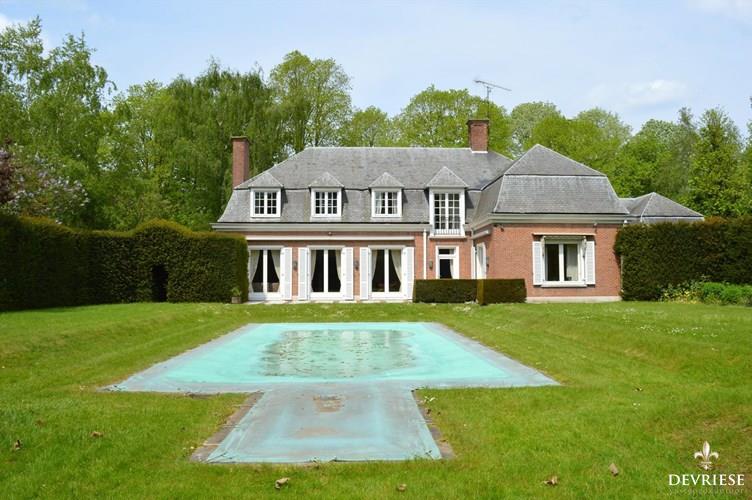 Imposante villa met karakter op 2.251m&#178; aan de rand van Kortrijk 
