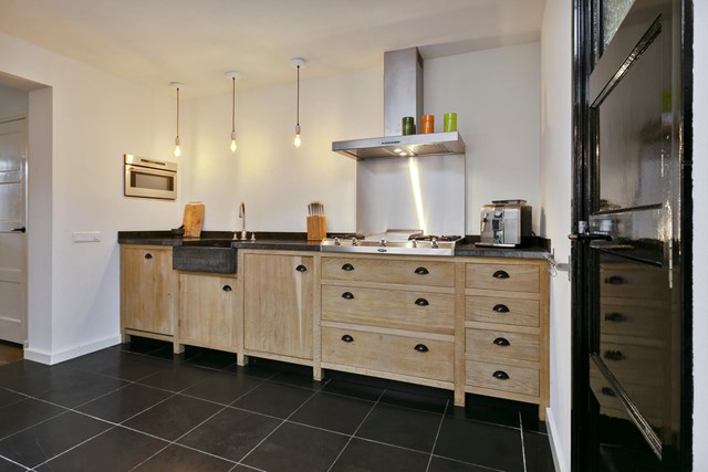In 2004 is er een nieuwe keuken geplaatst met een keukenblok in wandopstelling. De keuken beschikt o.a. over gaskookplaat met afzuigkap, combioven, vaatwasser en koelkast
