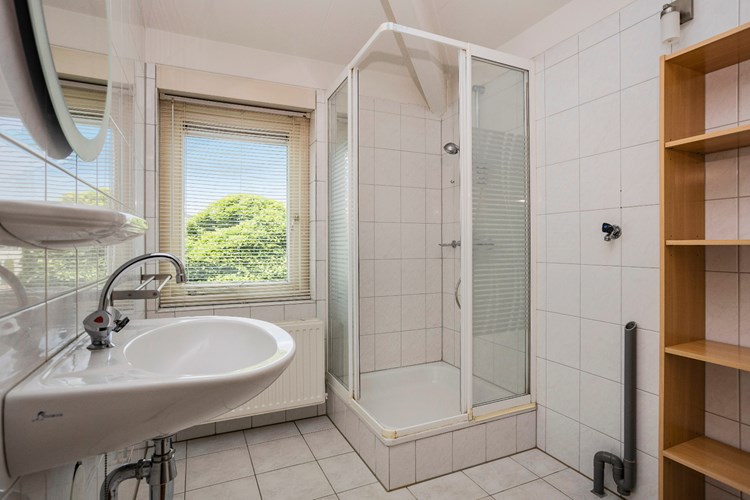 De volledig betegelde badkamer is voorzien van een douchecabine met een thermostaatkraan en een wastafel.
Er is een aansluitmogelijkheid om een 2e toilet aan te sluiten. Ook hier is een aansluiting voor de wasapparatuur aanwezig.