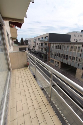 Zonnig appartement met 2 slaapkamers en autostandplaats te Roeselare centrum 