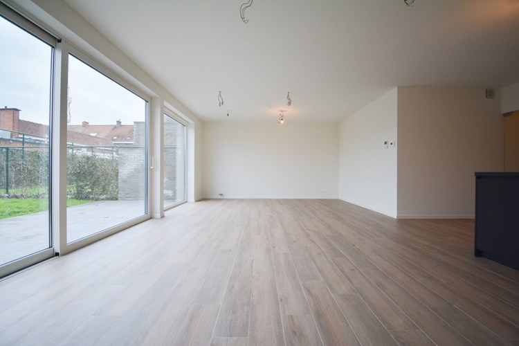 Lichtrijk gelijkvloers appartement met priv&#233; tuintje 