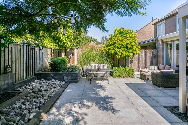 De moderne, strak aangelegde achtertuin is volledig omheind en biedt volledige privacy en rust!