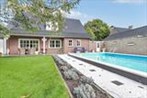 Vrijstaand landhuis met losse dubbele garage, zwembad en grote tuin 