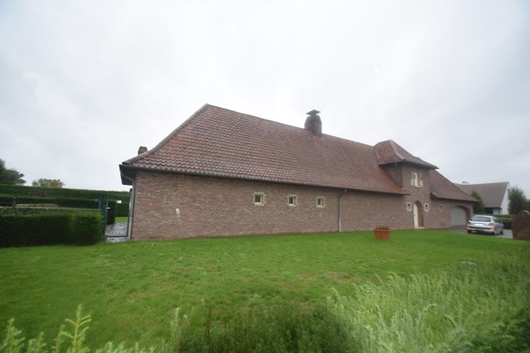 Ruime, stijlvolle villa op 21 are, vlot bereikbaar E17 (Kortrijk - Gent) 