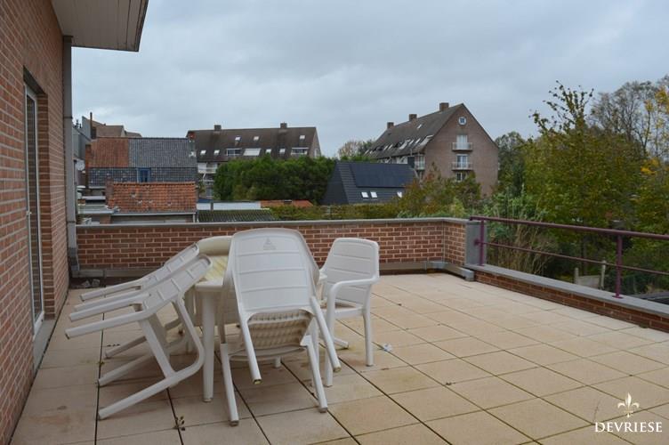 Lichtrijk 2 slaapkamer appartement met ruim terras in centrum Gullegem 