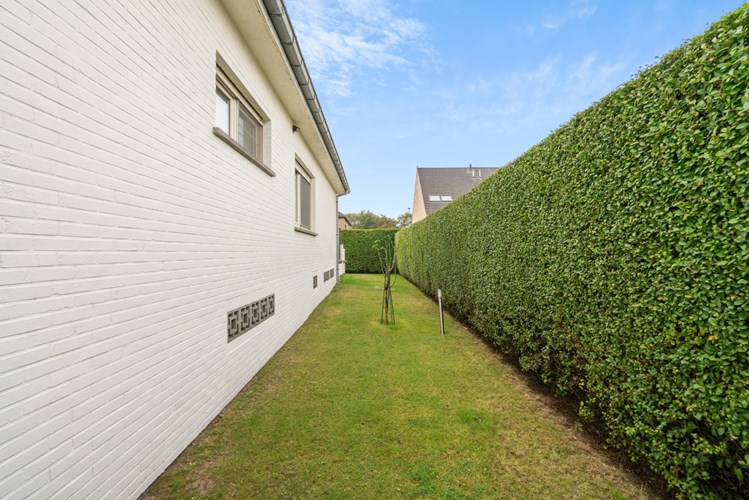Verkoop van aandelen! Alleenstaande villa in residenti&#235;le wijk te Raversijde! 