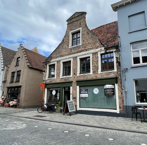 Handelsruimte in de kern van Brugge met prachtige volledig vernieuwde woonst 