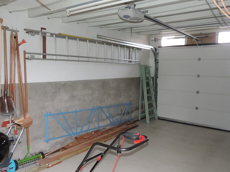 garage met afstandbedienbare sectionaaldeur