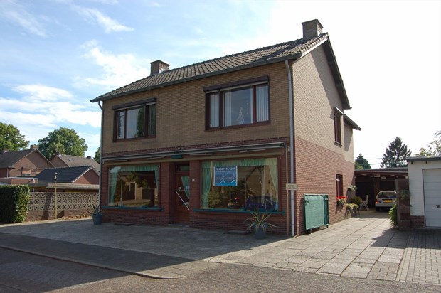 Vrijstaand winkel-woonhuis bestaande uit winkelruimte, voormalige bakkerij, magazijnruimte, bovenwoning en overdekte binnenplaats, gelegen nabij de kern van Posterholt. 