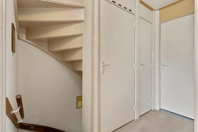 Via de trapopgang in de entree bereikt u de overloop, waar u toegang heeft tot drie ruime slaapkamers en de badkamer. Ook hier een praktische inbouwkast en de vaste trapopgang naar de tweede verdieping.