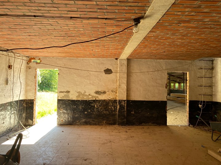 Te renoveren hoeve met vergunde schuur 12 x 24 meter (302 m²) op een perceel van 1.430,60 m² te Brecht. 