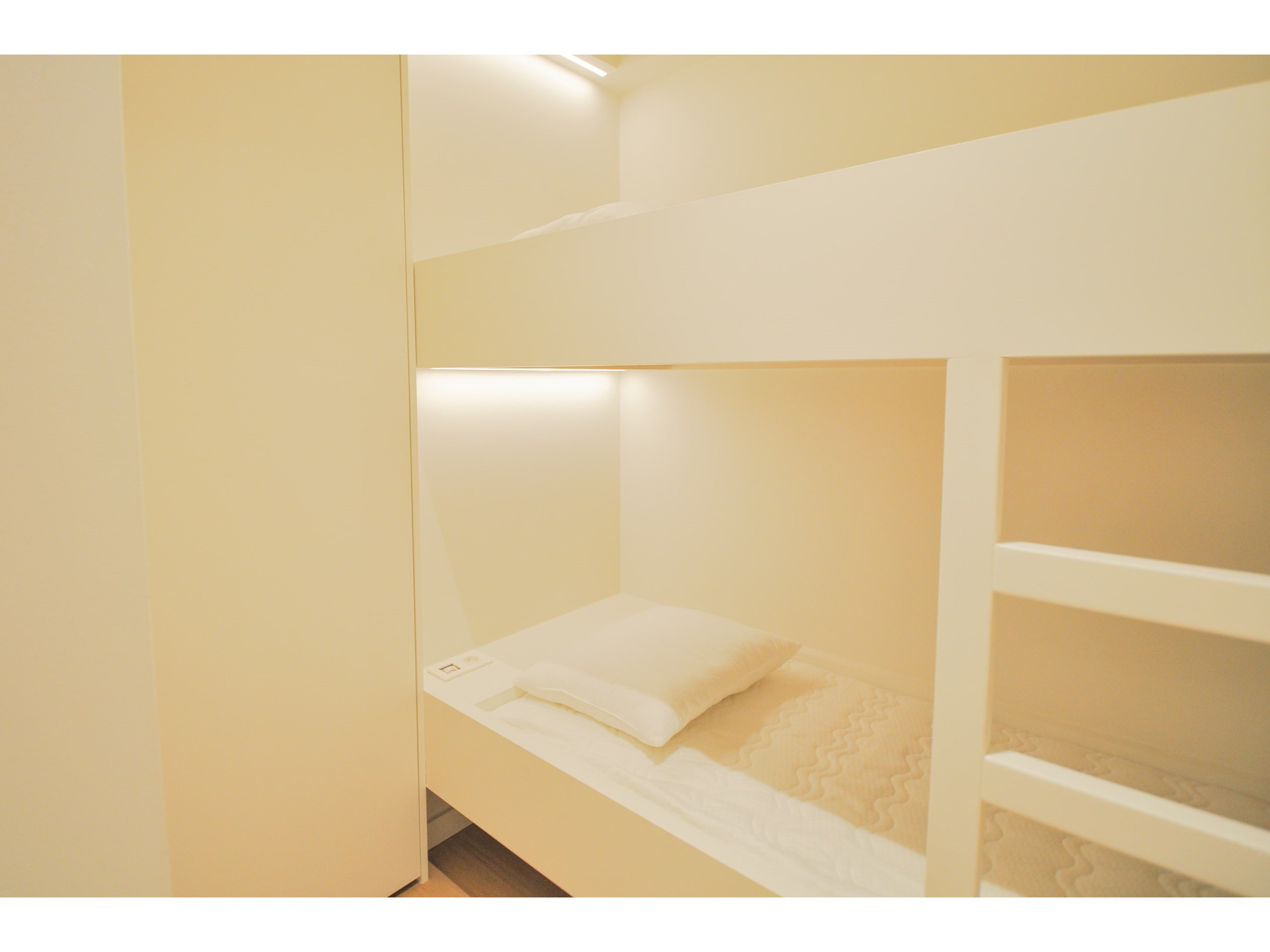 Stijlvol volledig gerenoveerd appartement met zijdelings zeezicht. 