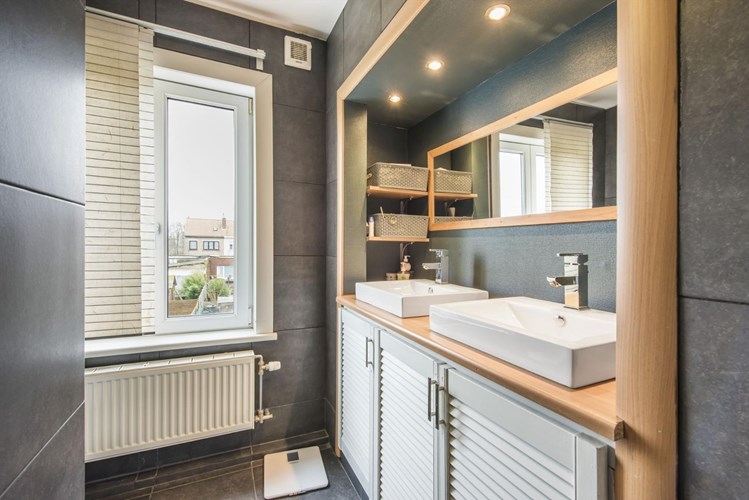 Volledig gerenoveerde gezinswoning met 4 slaapkamers en 2 badkamers gelegen op de Konterdam te Oostende! 