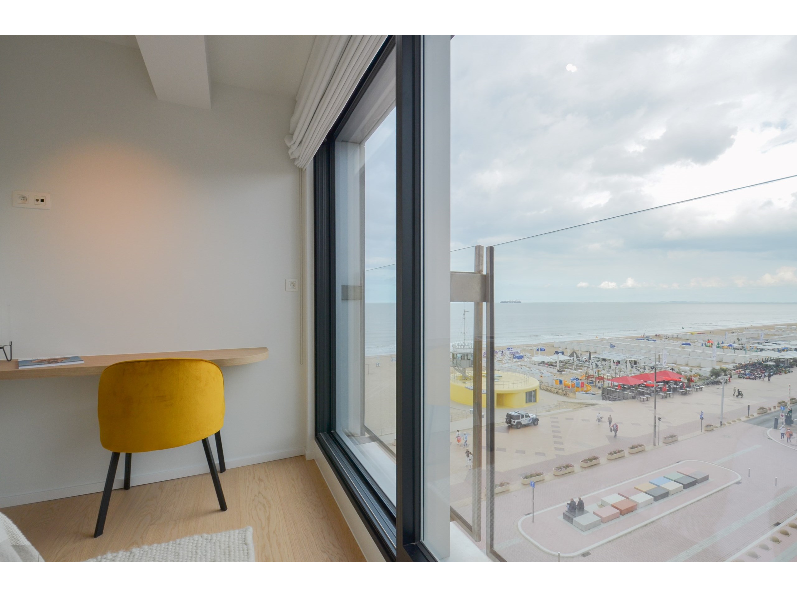 Appartement d&#39;angle enti&#232;rement r&#233;nov&#233; et intemporel avec une vue exceptionnelle en front de mer. 