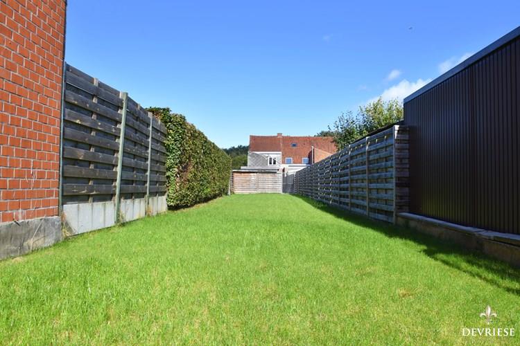 Verrassend ruime gezinswoning te koop in Bissegem met mooi stukje tuin &#233;n uitweg, dat verkaveld kan worden tot bouwgrond 