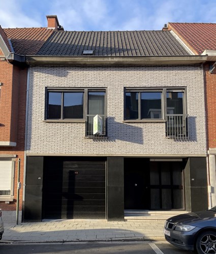 Ruime woning met 3 slaapkamers, garage en terrastuin te centrum Roeselare 